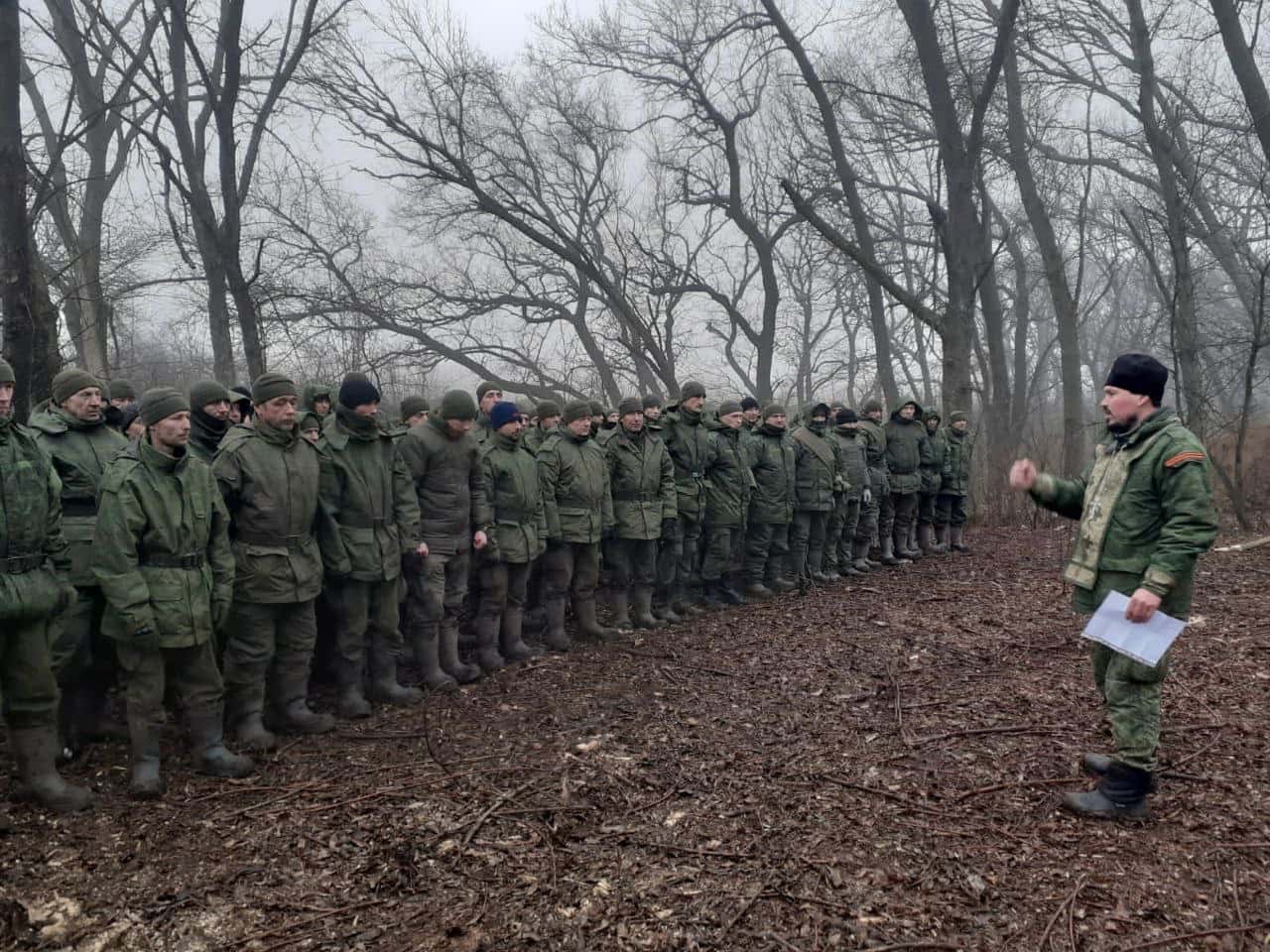 Би-би-си: Путин перестал миловать заключенных, завербованных на войну. Теперь их освобождают «условно» и отправляют на фронт до конца войны