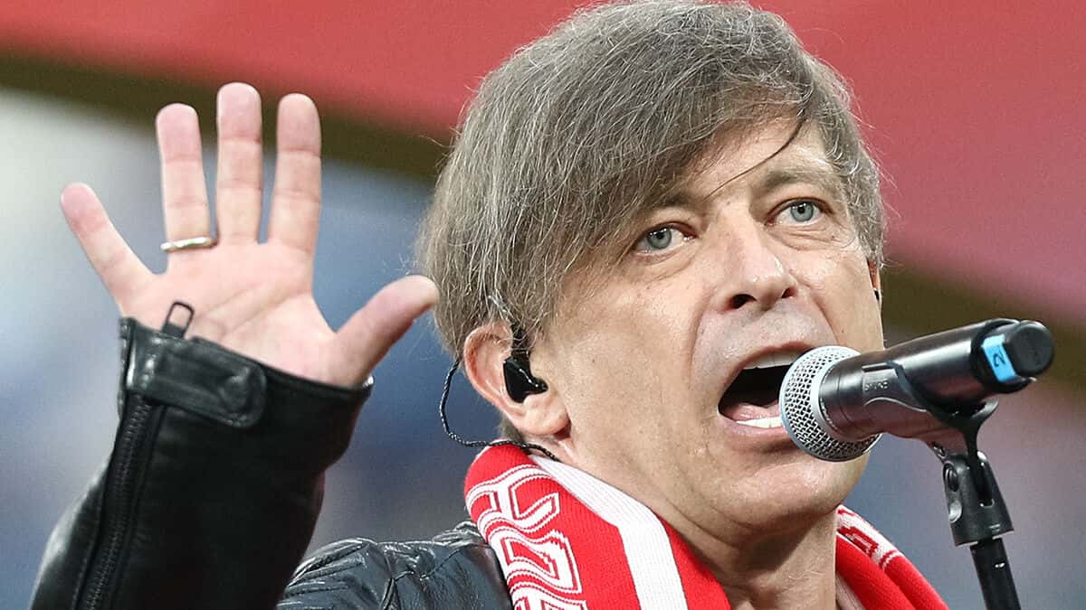 Лёва Би-2 вылетел из Таиланда в Тель-Авив. В тюрьме Бангкока остаются еще 6 музыкантов группы