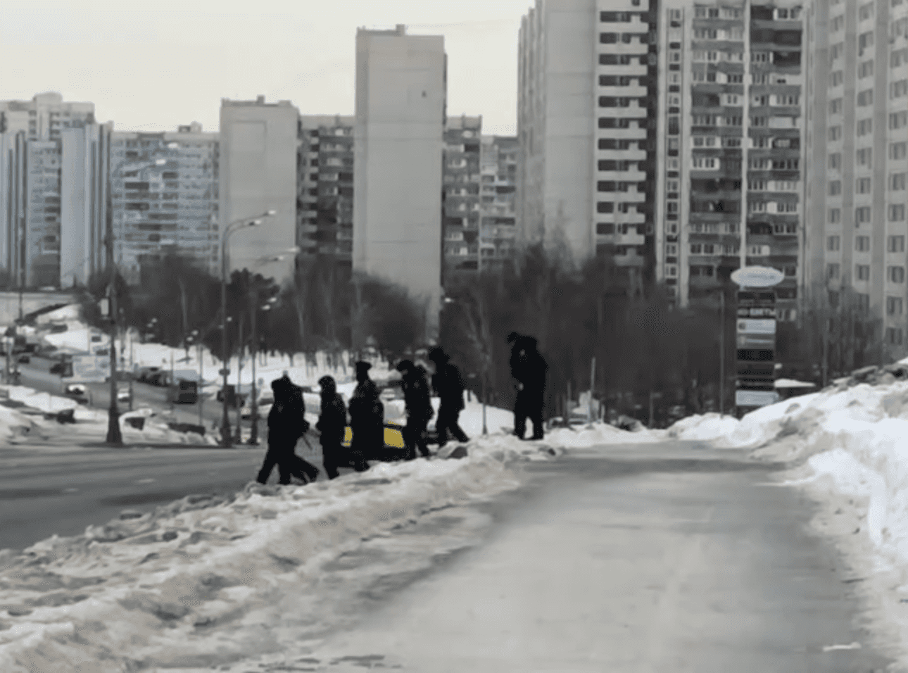 У Борисовского кладбища, где похоронят Навального, готовят заграждения, ходят полицейские патрули