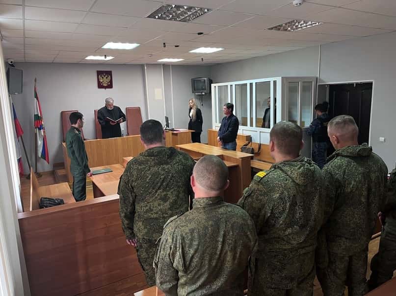 Следователи начали агитировать подсудимых идти на войну, обещая приостановку уголовного дела — «Коммерсантъ»