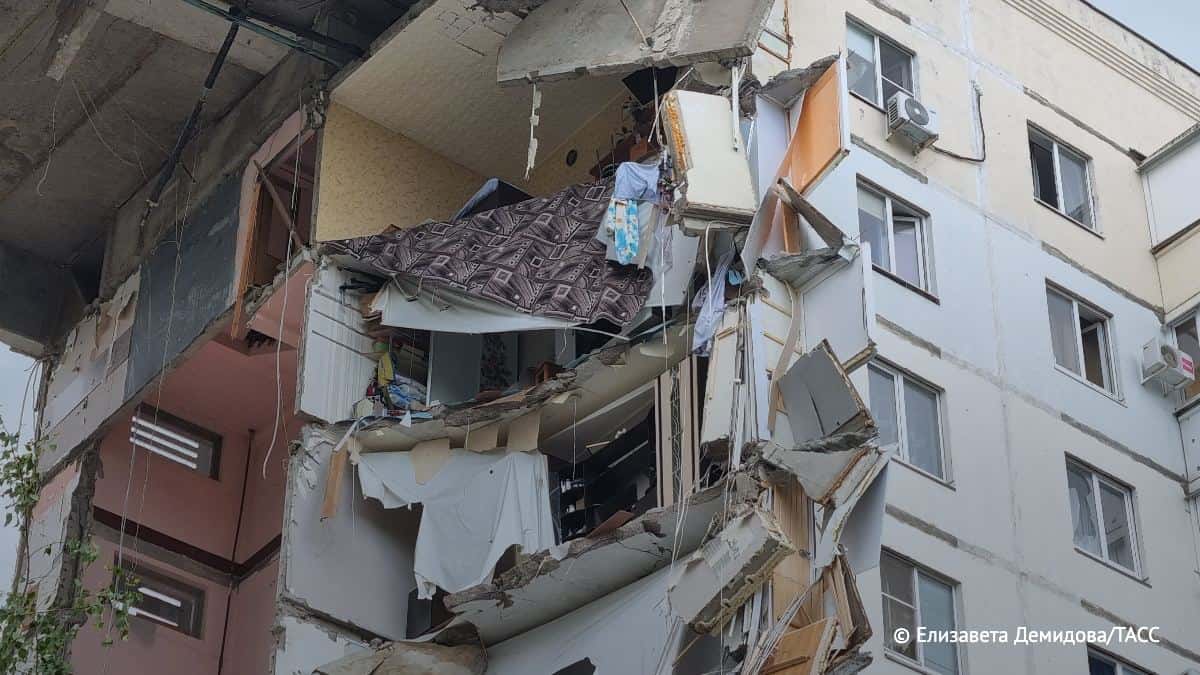 Минобороны утверждает, что подъезд дома в Белгороде разрушен обломками ракеты «Точка-У». Z-каналы винят украинскую авиацию