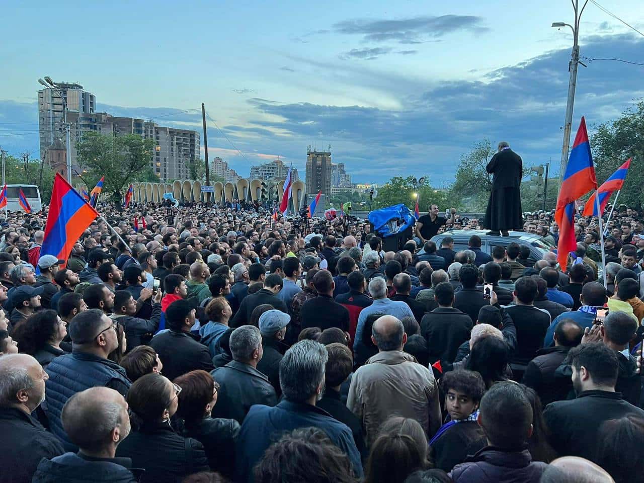 В Ереване проходит многотысячный митинг с требованием отставки Никола Пашиняна с поста премьер-министра Армении