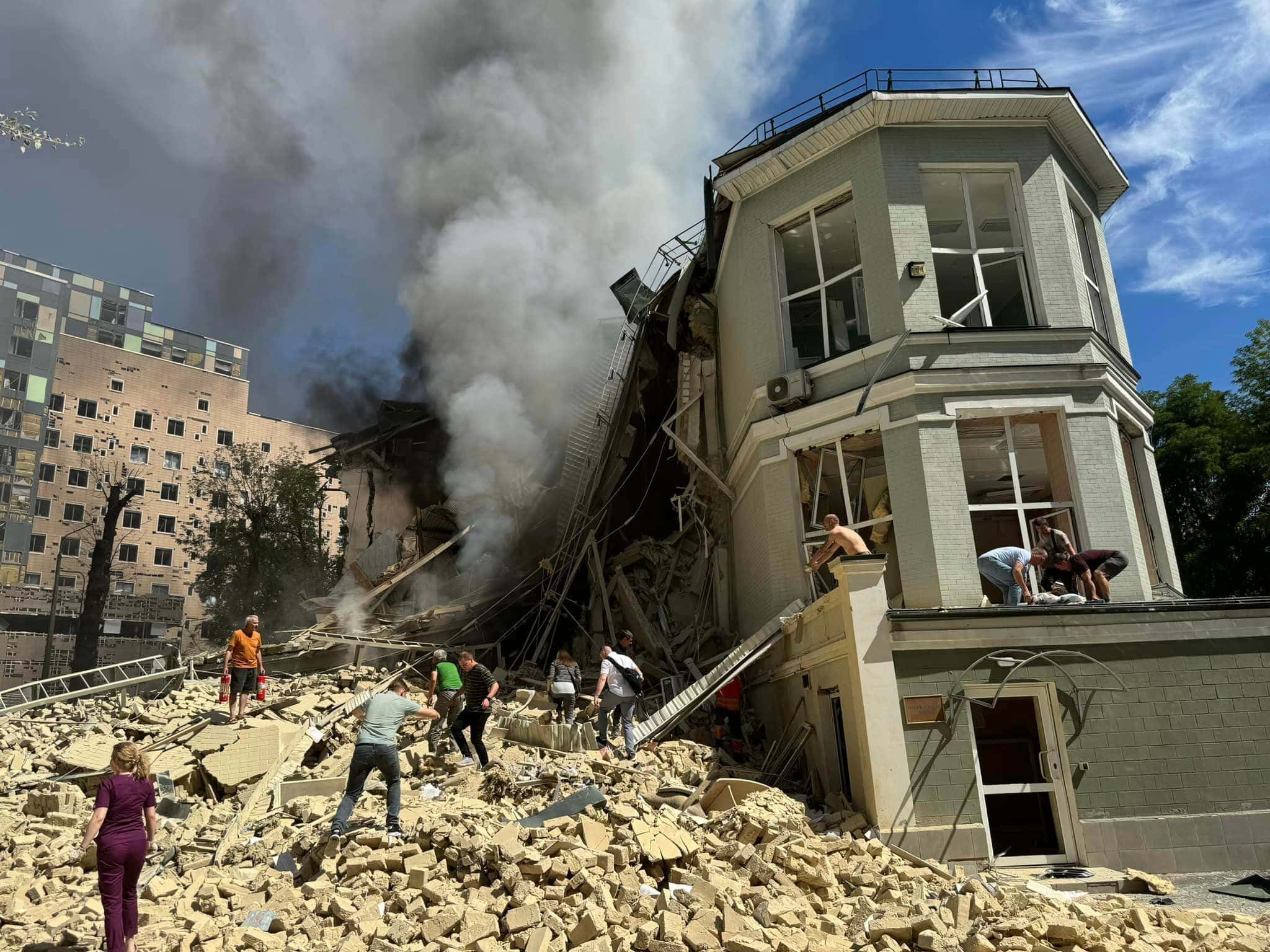 Фейк Минобороны РФ и Дмитрия Пескова: в детскую больницу в Киеве попала украинская зенитная ракета