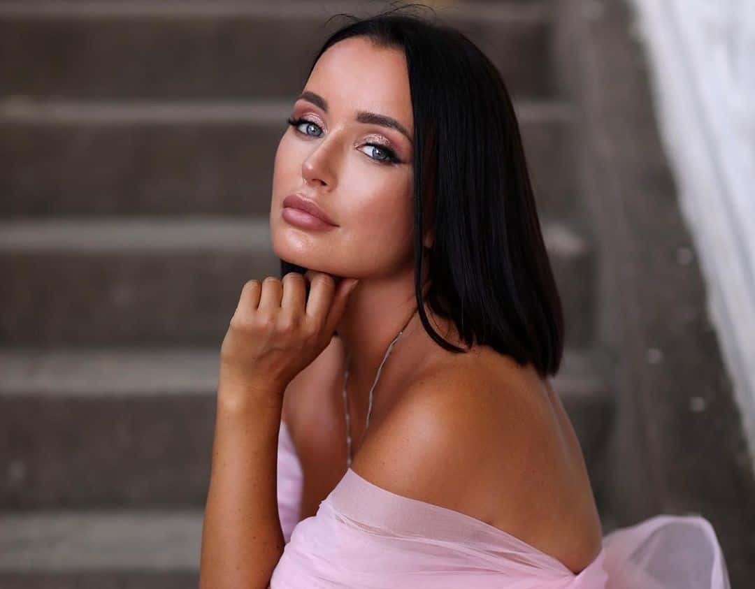 Жена депутата Хинштейна Ольга Полякова продает рекламу в запрещенном Instagram. Ее муж был одним из инициаторов запрета рекламы в соцсети