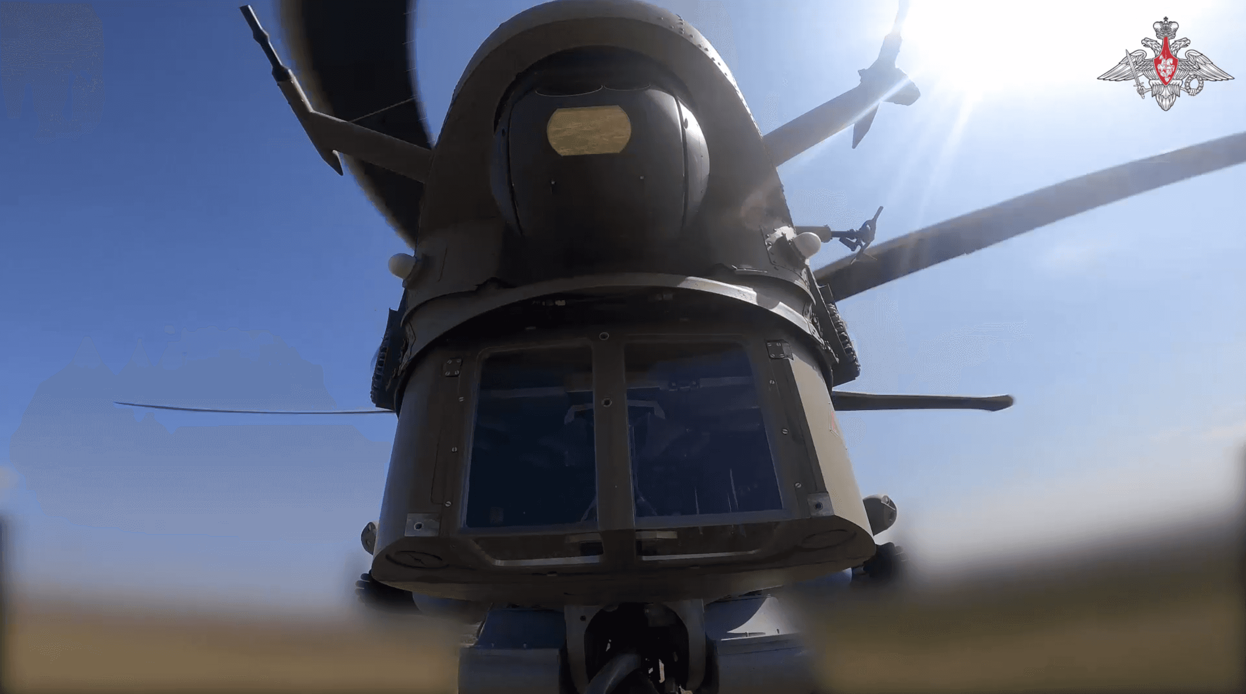 Минобороны РФ снова выдало видео боев в Украине за «удары по ВСУ в Курской области». Кадры размыли, но местность видно в отражении камеры