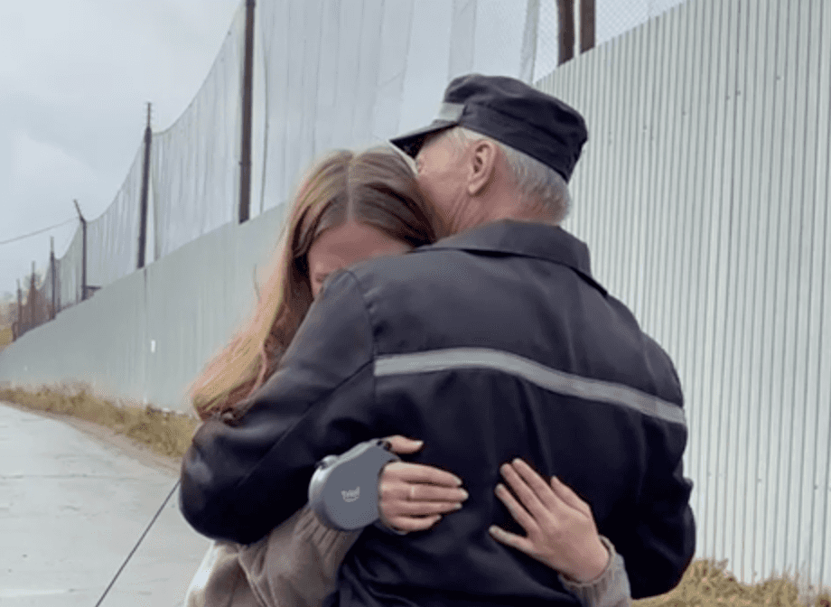 Осужденный из-за антивоенного рисунка дочери по статье о «дискредитации» армии Алексей Москалëв вышел из колонии