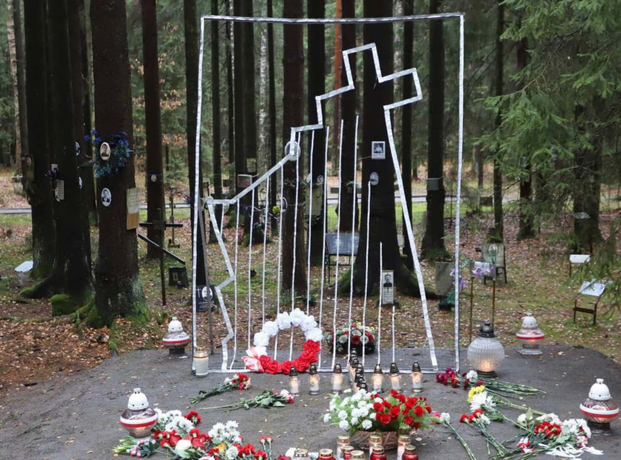 В Петербурге демонтировали символический памятник репрессированным полякам, который поставили вместо демонтированного ранее креста