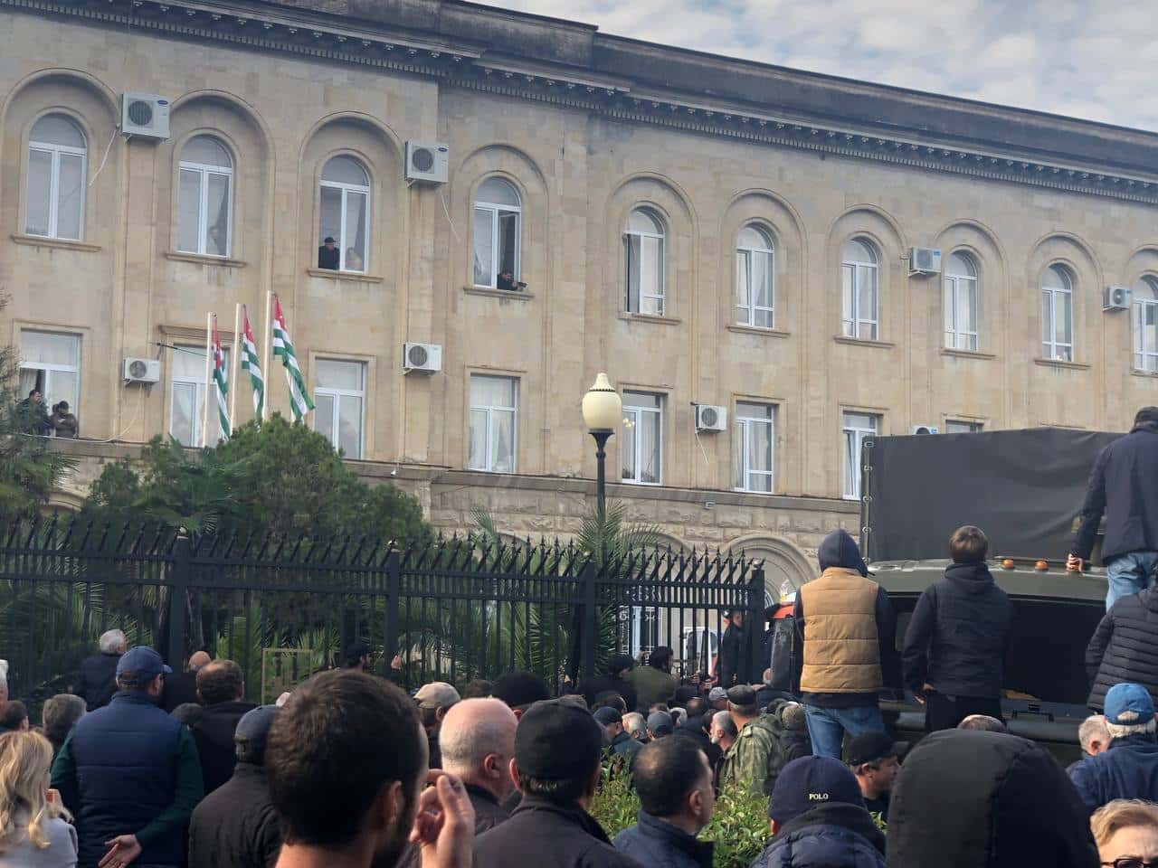 Столкновения оппозиции с силовиками произошли у здания парламента Абхазии