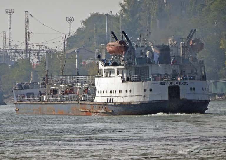 Танкер «Волгонефть-212» с 13 членами экипажа на борту разломился пополам недалеко от Керченского пролива
