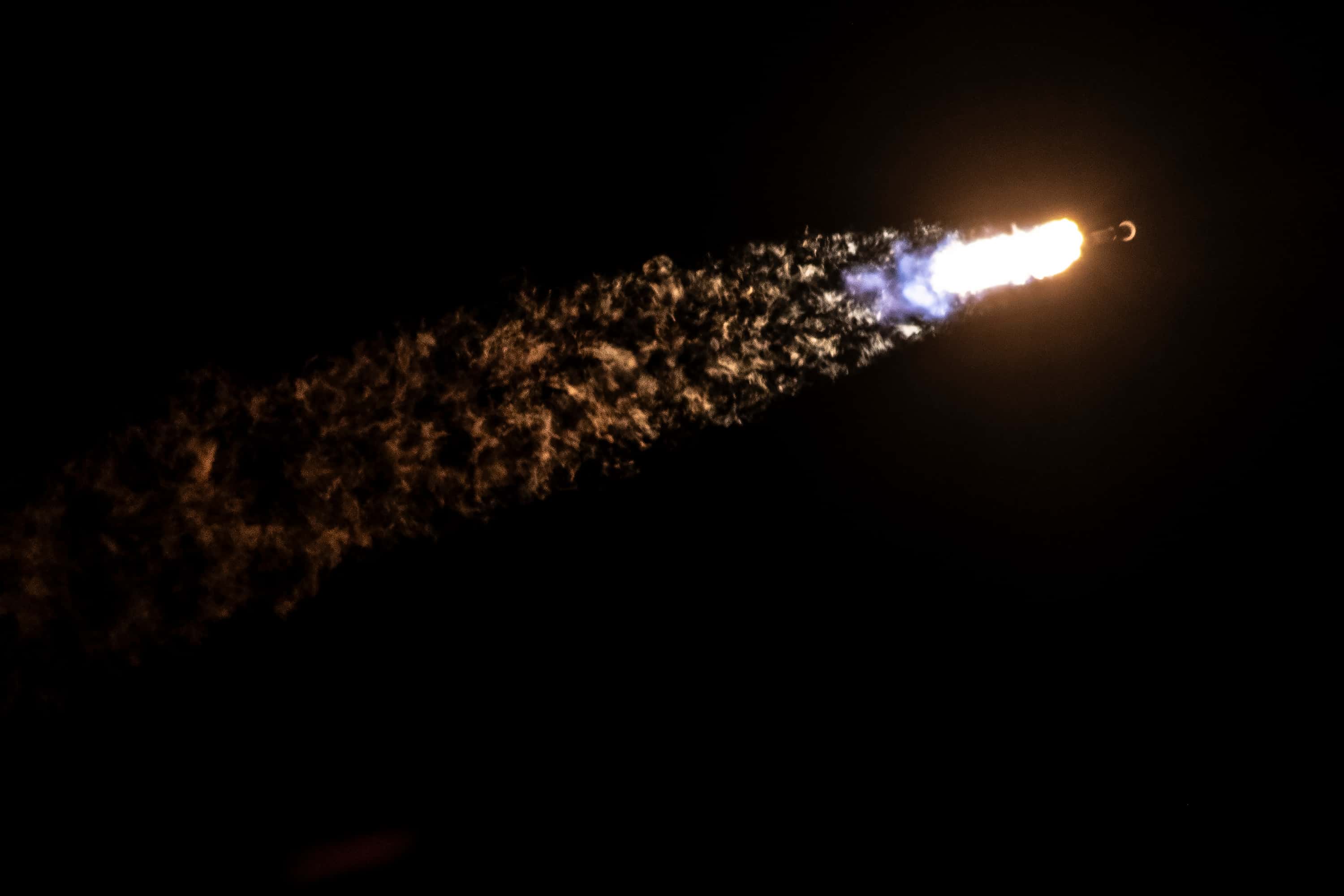 SpaceX запустила ракету с двумя частными лунными модулями. Эта миссия станет крупнейшим коммерческим запуском на Луну 