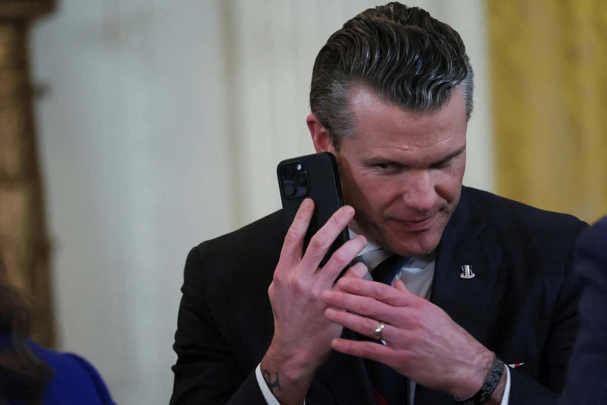 Министр обороны США ограничил доступ журналистов в Пентагон для «защиты чувствительных данных». Ранее он обсуждал военные планы в Signal