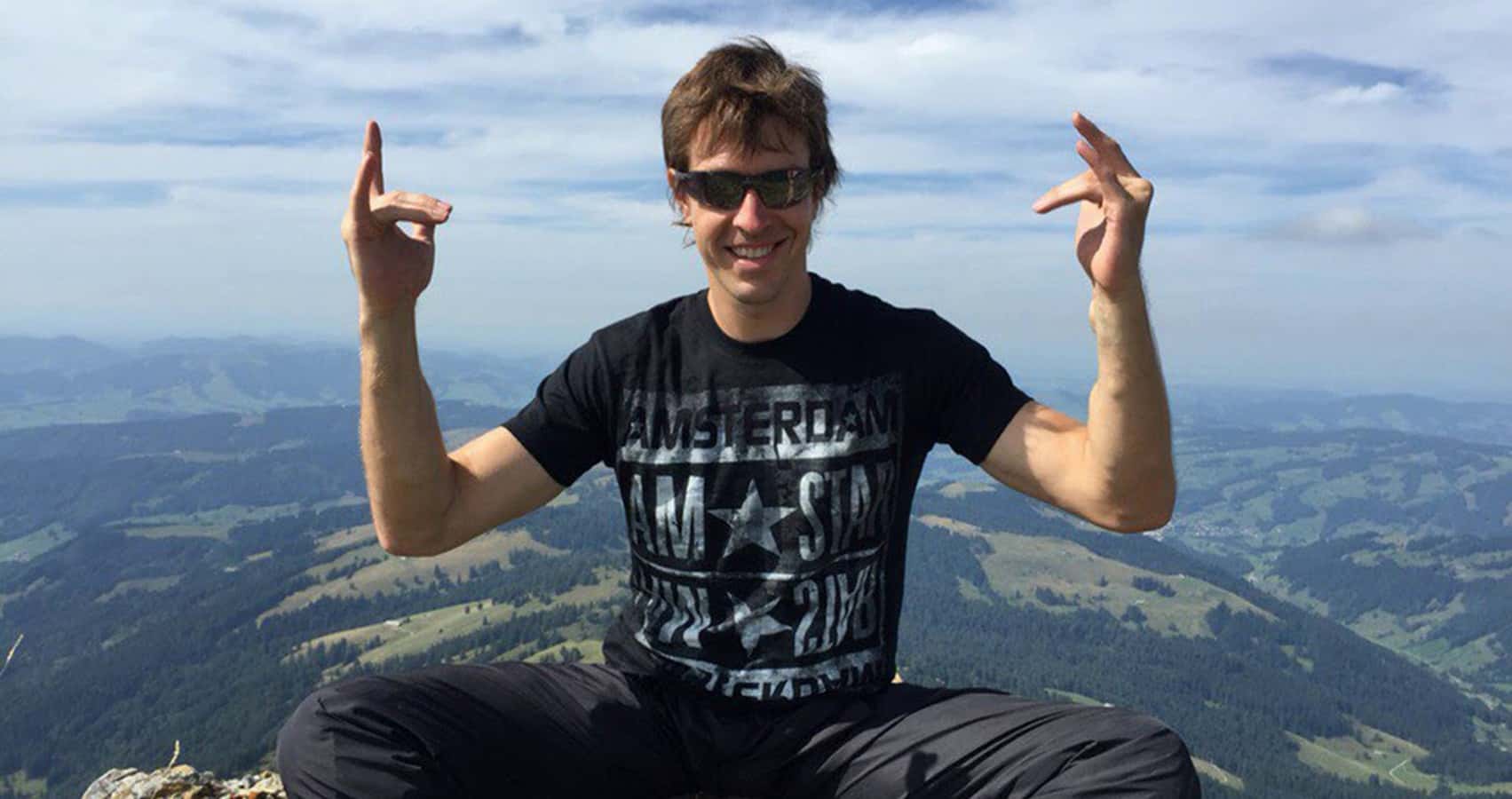 СК возбудил уголовное дело на блогера Алекса Лесли о склонении к совершению насилия. Он обучал мужчин, как домогаться женщин на улицах