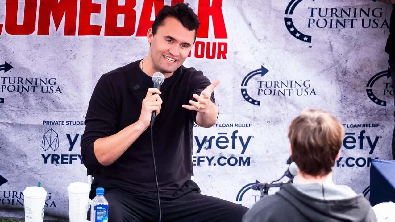 На соратника Трампа, правого популиста Чарли Кирка совершили покушение, перебив ему шейную артерию