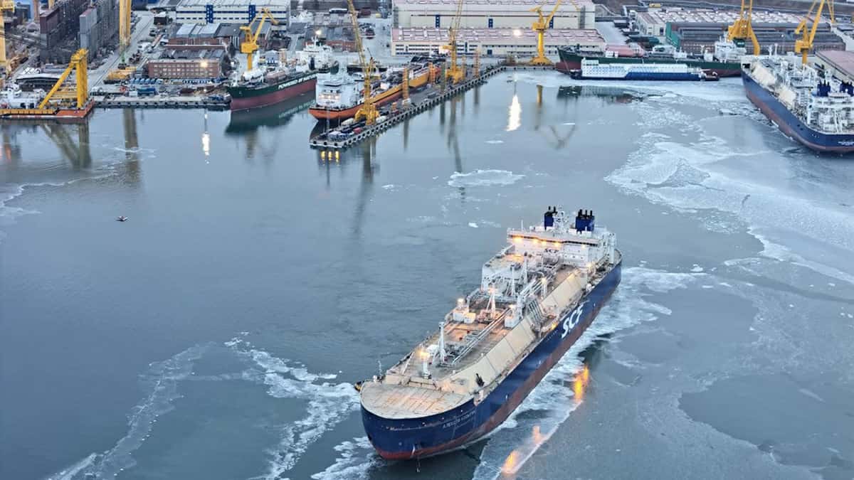 «Арктик СПГ — 2» получил танкер, способный пробить 2-метровый лед. «Он сможет вывозить газ зимой, передавая груз теневому флоту» — эксперты