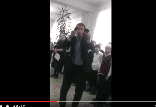 В Ингушетии уволили директора школы, нецензурно оравшего на детей за сломанную мебель