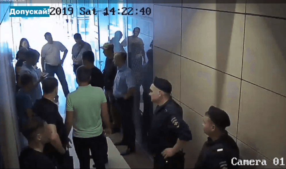 Полиция пришла в студию Навальный LIVE