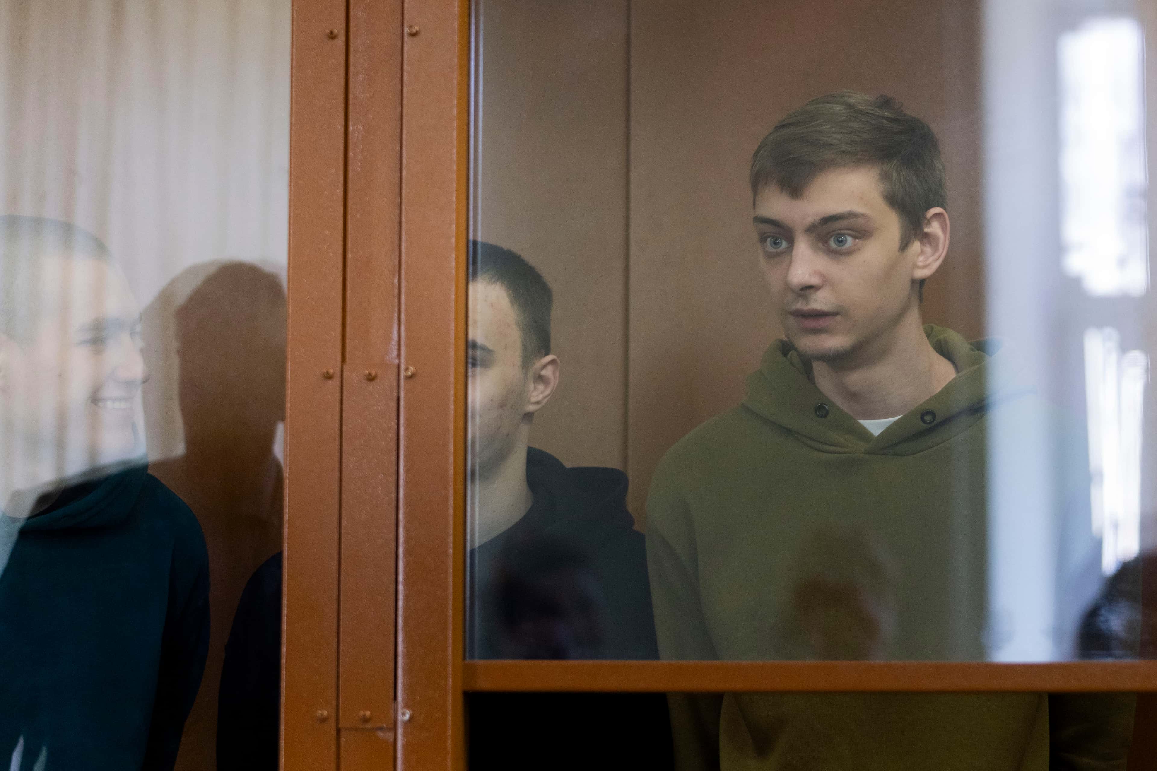 Поджог вертолета, донат для сына, переписка с блогером. 90 приговоров по антивоенным и политическим делам в России в апреле