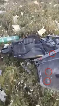 Следы, предположительно от поражающих элементов зенитной ракеты, на обломках самолета Пригожина