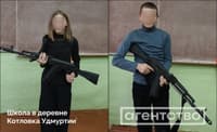 Children pose with Kalashnikov rifles in the village of Kotkovka in Russia's Udmurt Republic / Source: Agentstvo