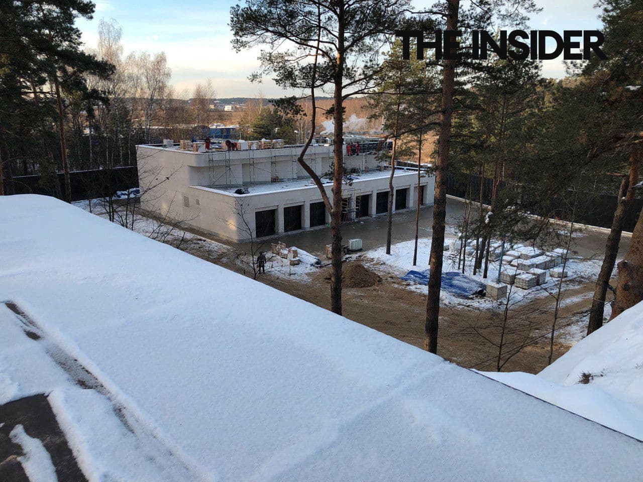 The windows in the personnel house are arranged in a way that prevents anyone inside from observing the mansion