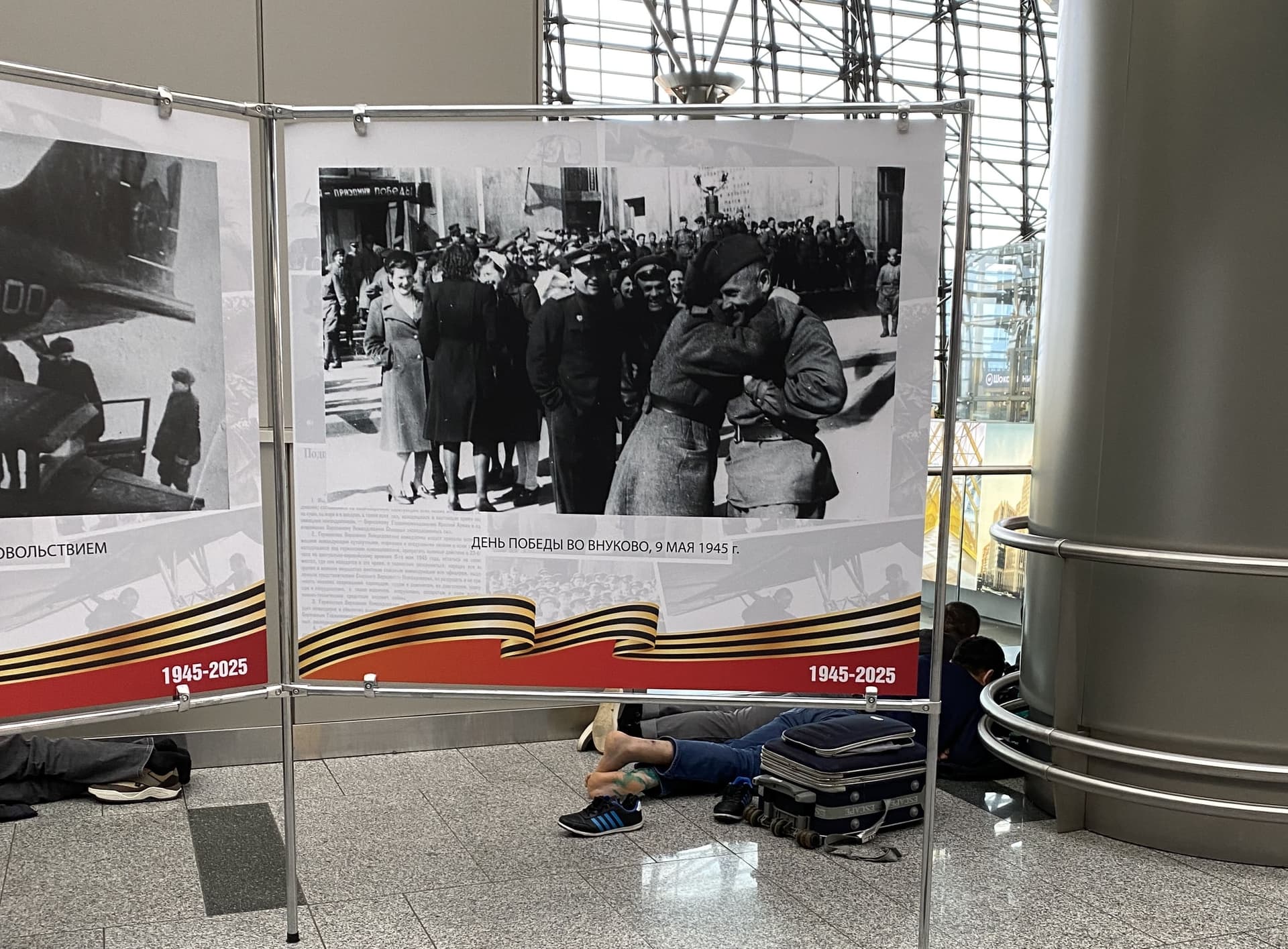 Пассажир отдыхает в аэропорту Внуково во время задержки всех вылетов