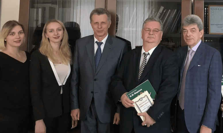  Начальник пресс-бюро СВР Сергей Гуськов (в центре)