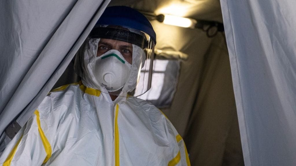 «Иногда люди часами лежат мертвыми, пока мы пытаемся спасти остальных». Врачи из США о том аде, в котором они оказались