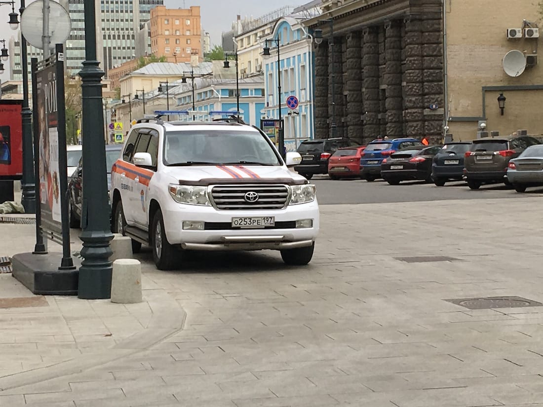 Блогер Варламов узнал, что московские чиновники используют машины МЧС как такси