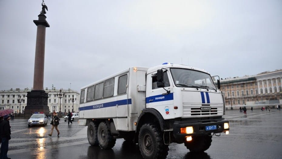 В Петербурге задержали активистов, пытавшихся нарисовать граффити с экс-координатором штаба Навального Лилией Чанышевой