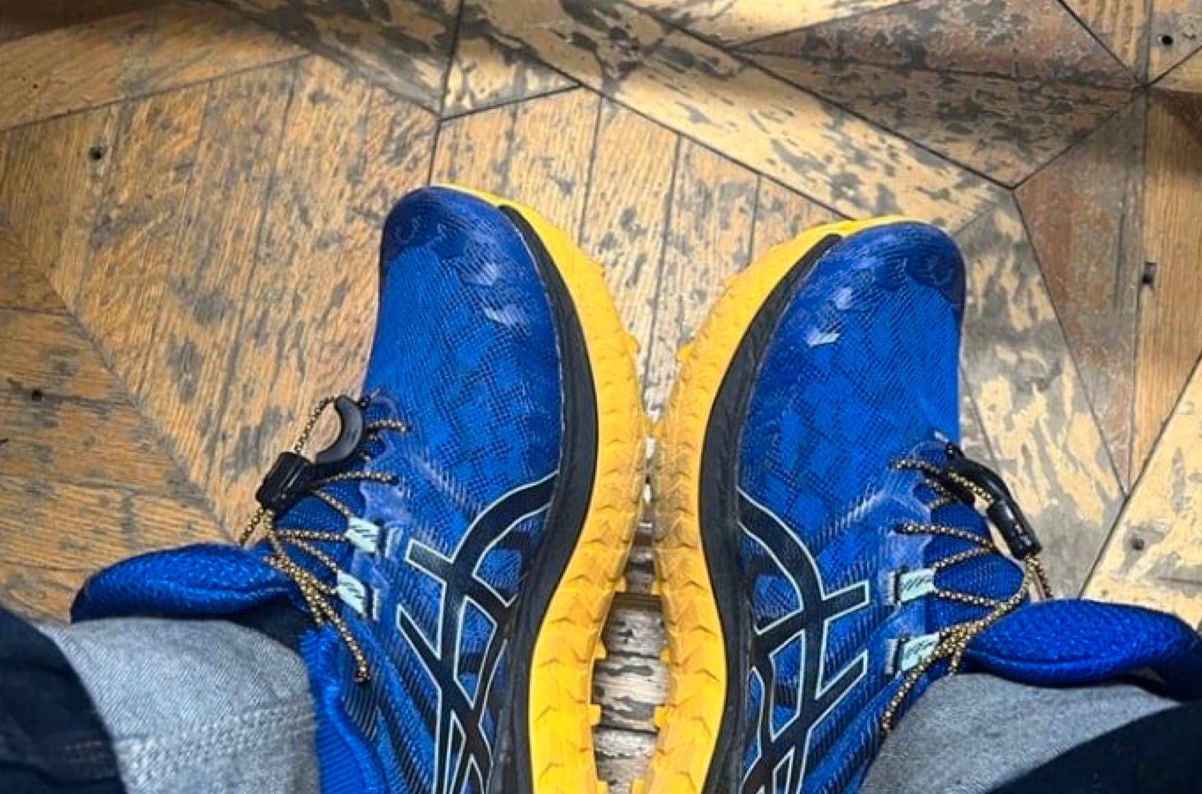 Muscovite accused of illegal protesting, fined over wearing blue and yellow sneakers