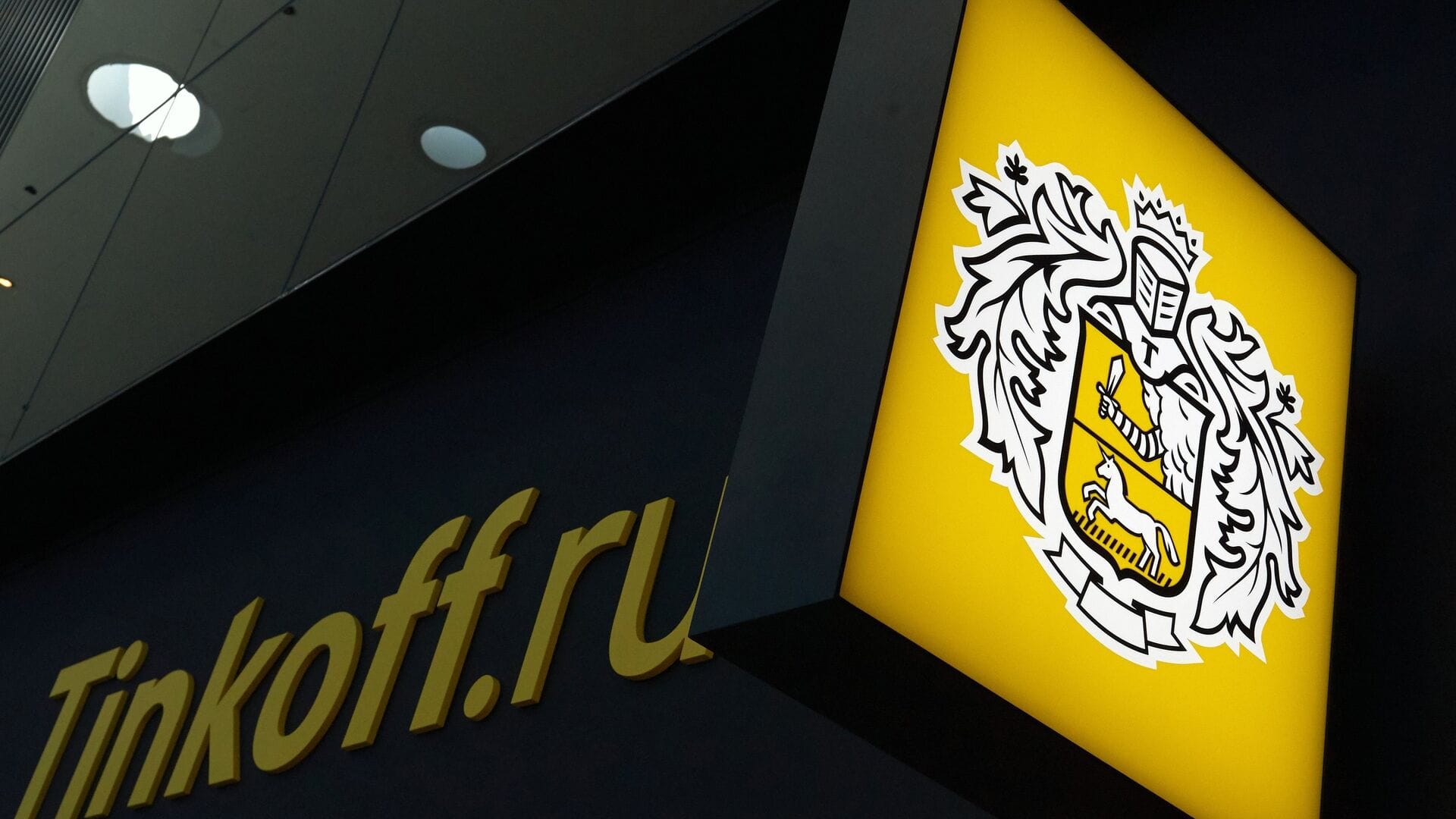 «Тинькофф-банк» вводит ежедневные комиссии за счета в долларах и евро