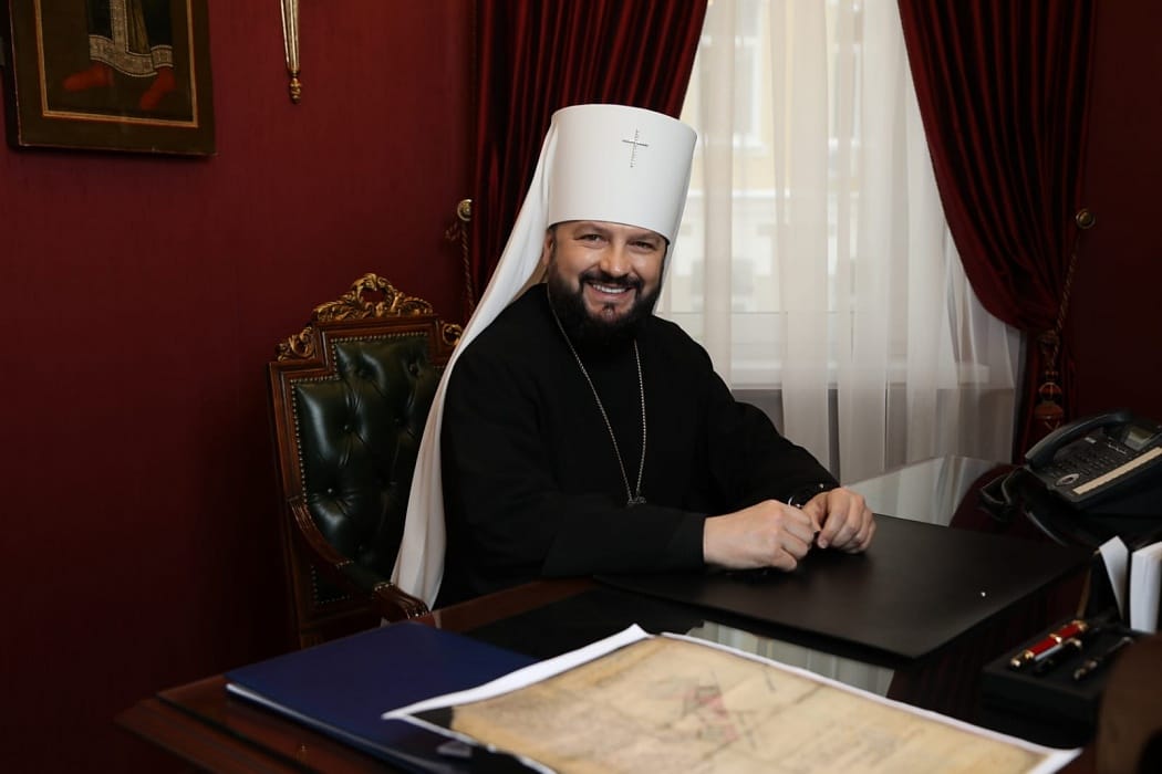 Митрополит РПЦ посмеялся над видео с украинскими пленными, которых заставляют петь песни «Любэ»