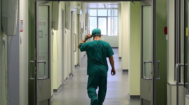 «Предложили выйти из больницы и вызвать скорую». Как украинским беженцам в России отказывают в государственной медицине