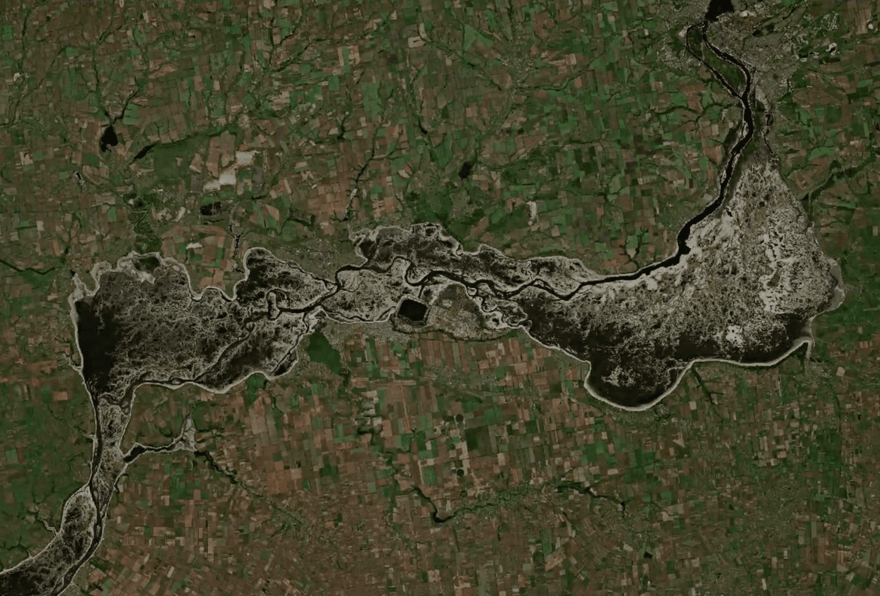 Каховское водохранилище высохло из-за прорыва плотины ГЭС. Об этом свидетельствуют спутниковые снимки