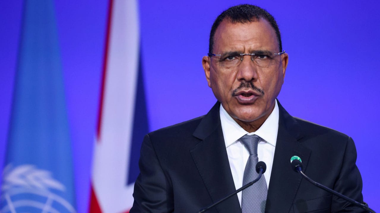 Свергнутый президент Нигера заявил, что захватившая власть военная хунта собирается пригласить в страну ЧВК Вагнера