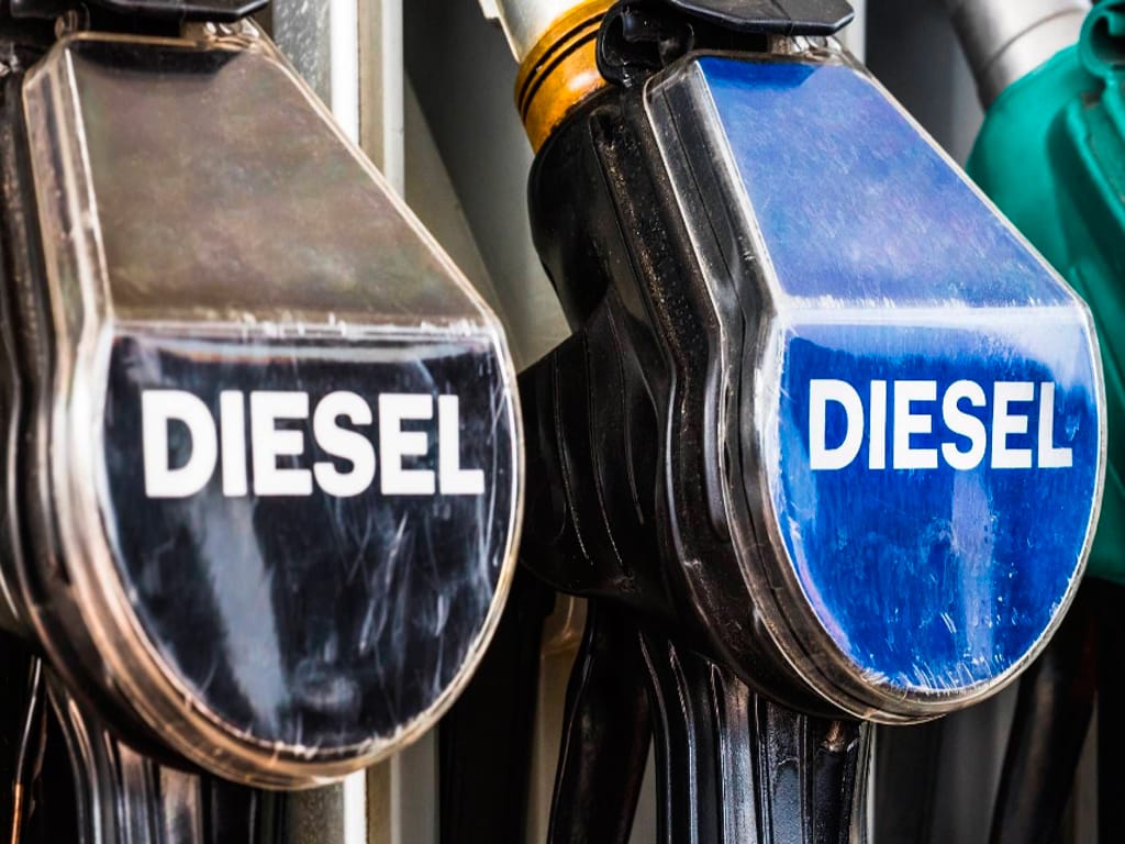 Правительство России ввело ограничения на экспорт бензина и дизтоплива. Это связано с дефицитом и ростом цен на внутреннем рынке