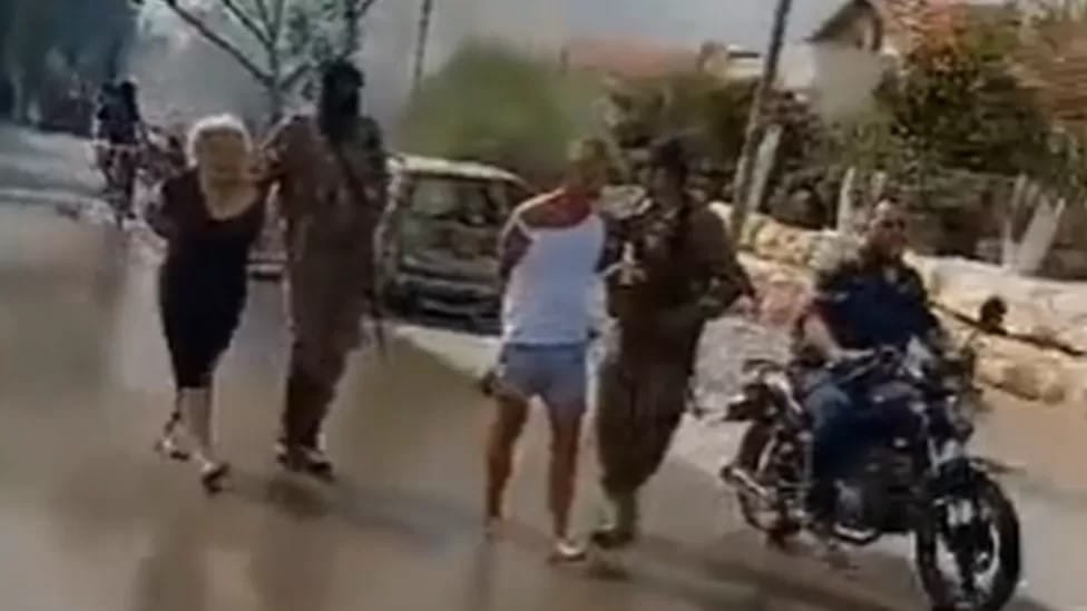 ХАМАС объявил, что захватил в заложники более 100 израильтян, в том числе высокопоставленных офицеров