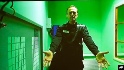 СК посоветовал Навальному «найти адвоката» после того, как трое его защитников были арестованы