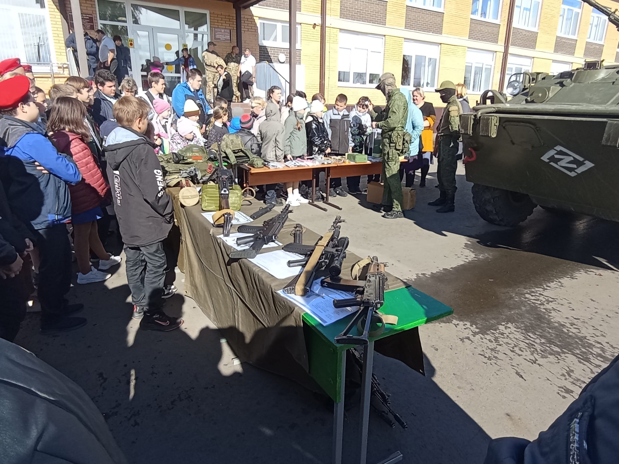 В Курской области на «Урок мужества» школьникам привезли БТР, оружие и флаг «Мы русские, с нами бог»