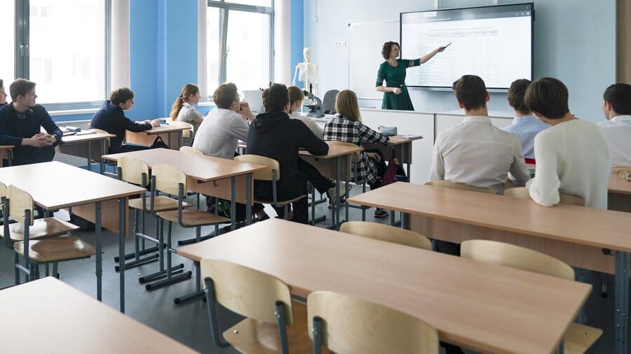 В школьный предмет «Основы безопасности и защиты Родины» включили изучение боевого применения БПЛА. Предмет появится в школах в 2024 году