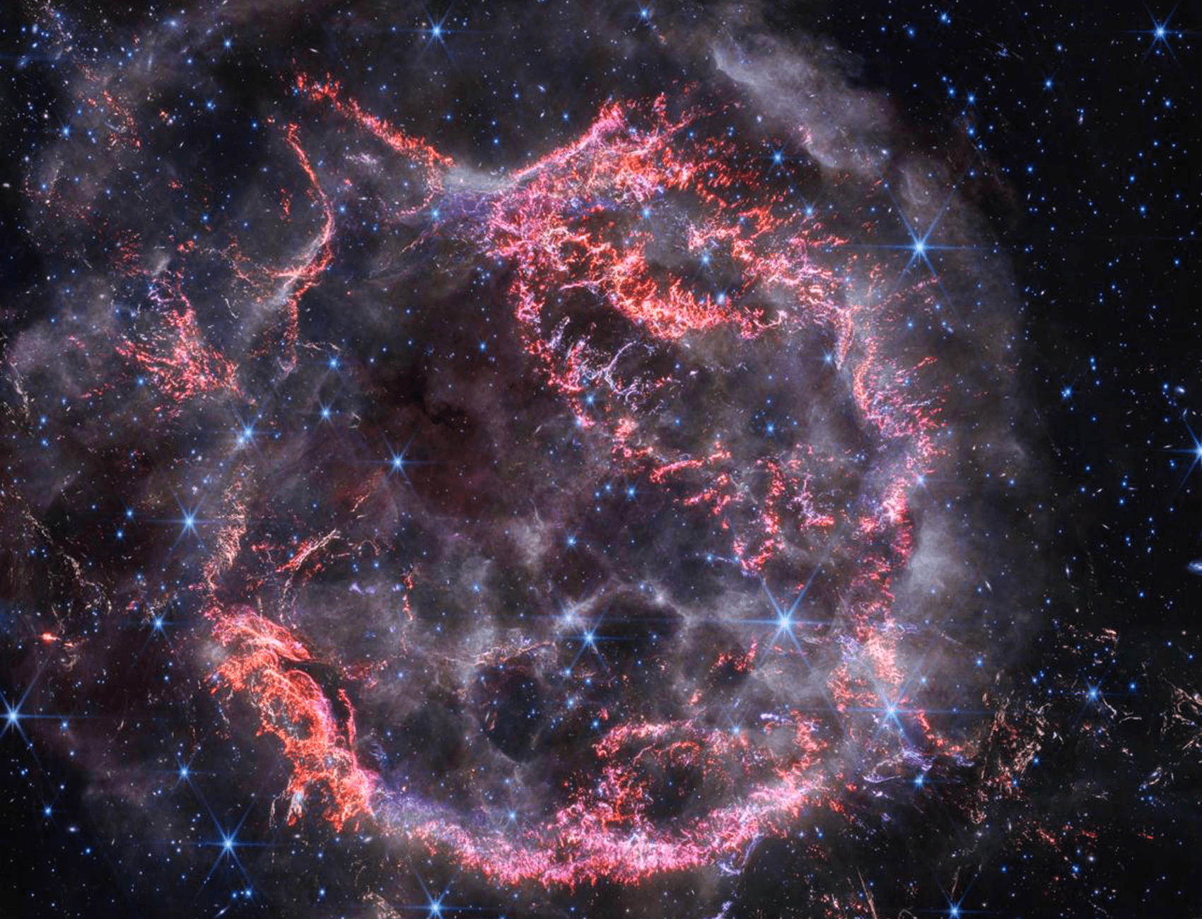 Ученые сфотографировали остатки сверхновой Кассиопеи А. Впервые удалось так детально увидеть эту оболочку в 11 тысячах световых лет от Земли