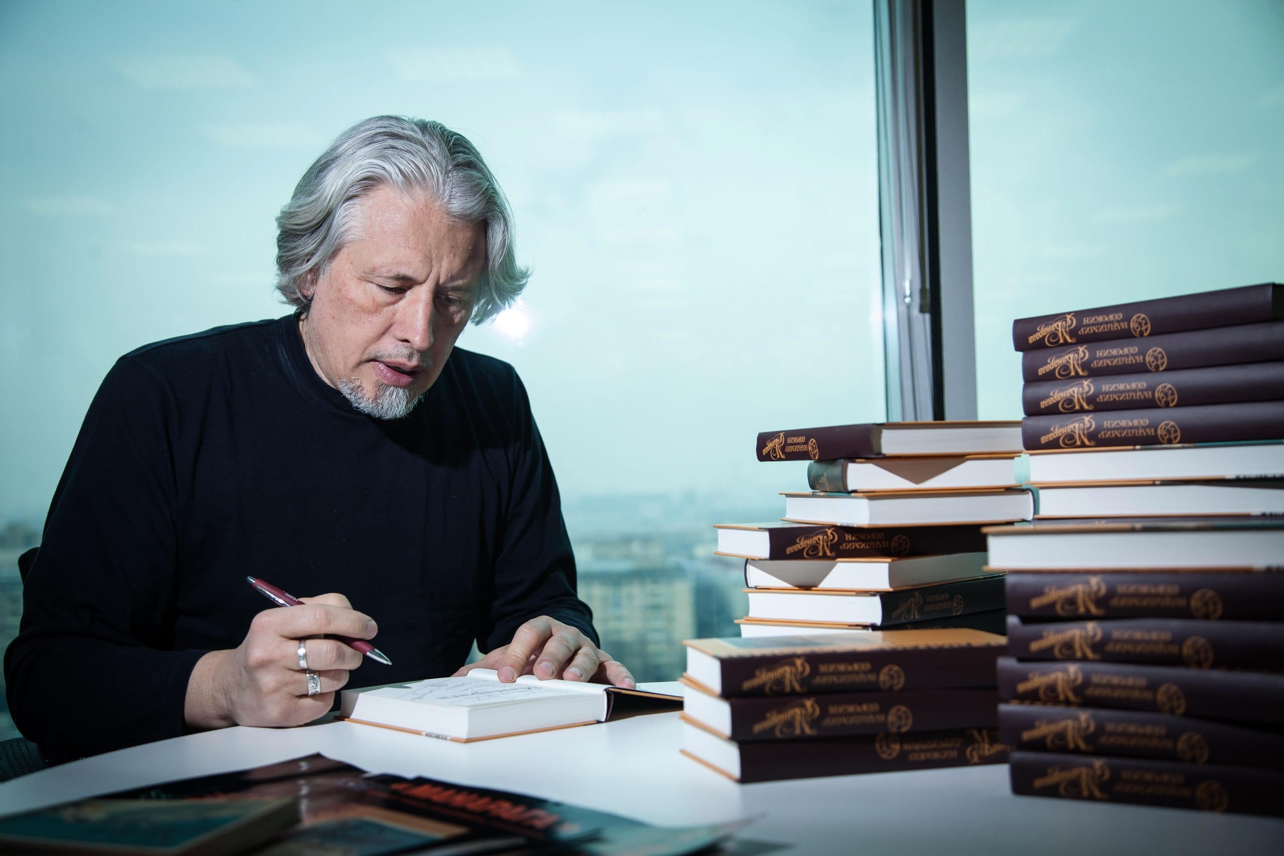 Издательство АСТ прекратило продажи романа Владимира Сорокина «Наследие»