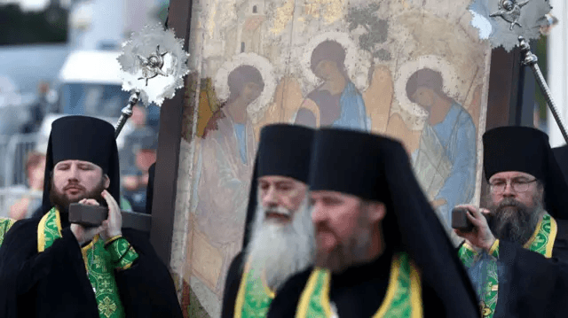 Икону «Святая Троица» кисти Андрея Рублёва выставили в храме в витрине без климат-контроля. По мнению специалистов, это может ее разрушить