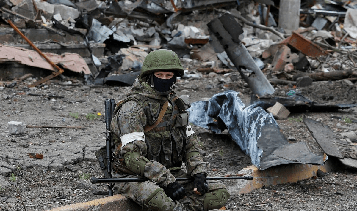 «У мужа рука отсыхает после ранения, а его взяли и увезли на фронт». Как недолеченных российских военных возвращают на войну