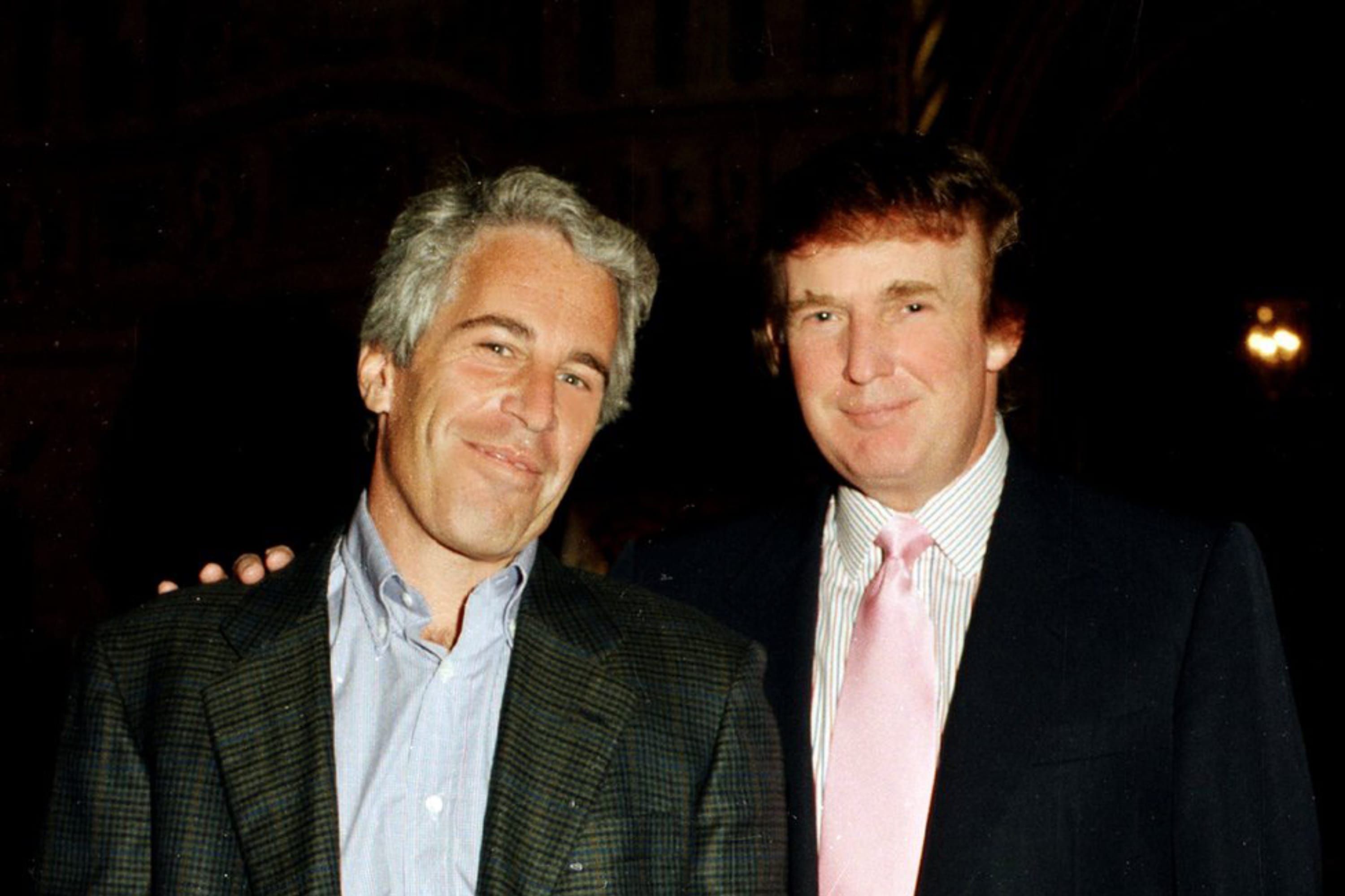 Маск заявил, что файлы Эпштейна не обнародованы целиком из-за того, что в них фигурирует Трамп