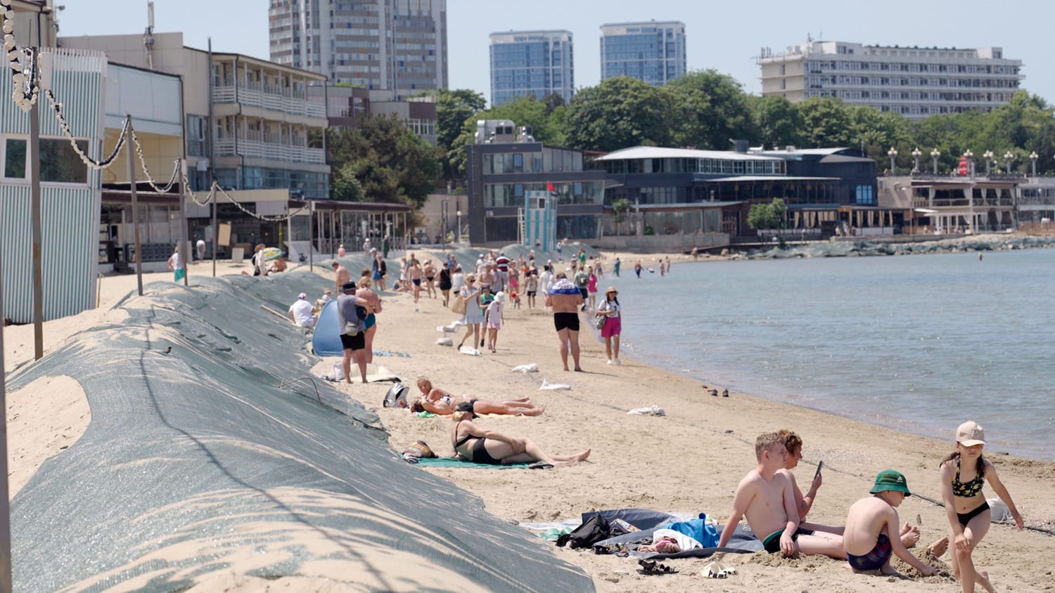 «Жабры пока не отросли!» Несмотря на разлив мазута и экологическое бедствие, на пляжах Анапы неофициально открылся пляжный сезон — репортаж 