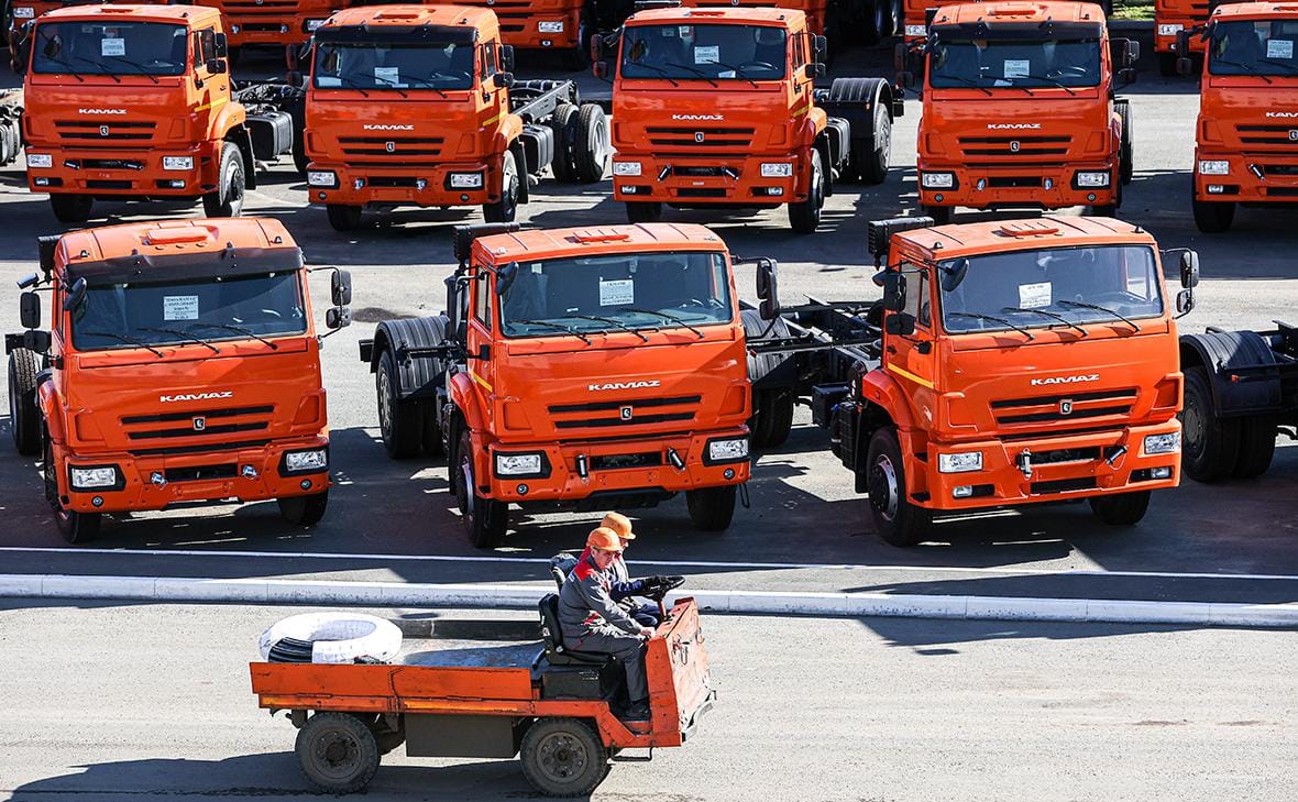 КАМАЗ вслед за Горьковским автозаводом и АвтоВАЗом объявил о сокращении рабочей недели из-за «ситуации на рынке» 