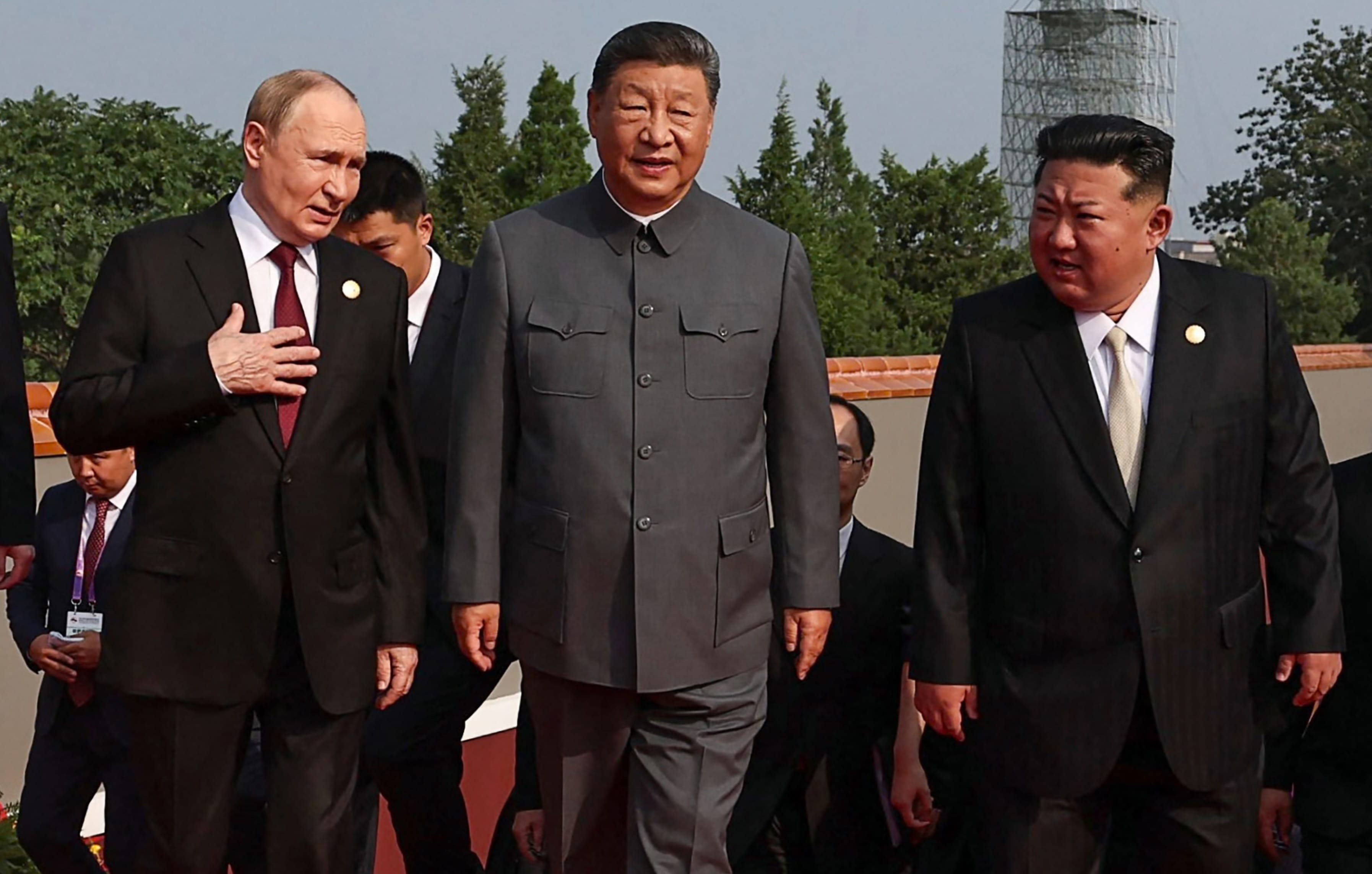 «Прямой вызов международной системе»: Си Цзиньпин провел военный парад в Пекине в компании Путина и Ким Чен Ына