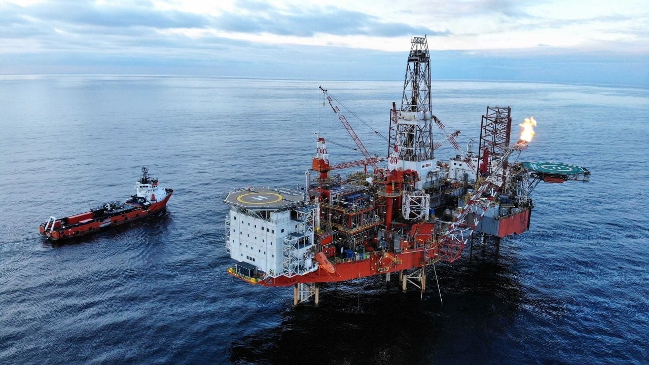 Российские истребители пролетели на малой высоте над польской нефтяной платформой