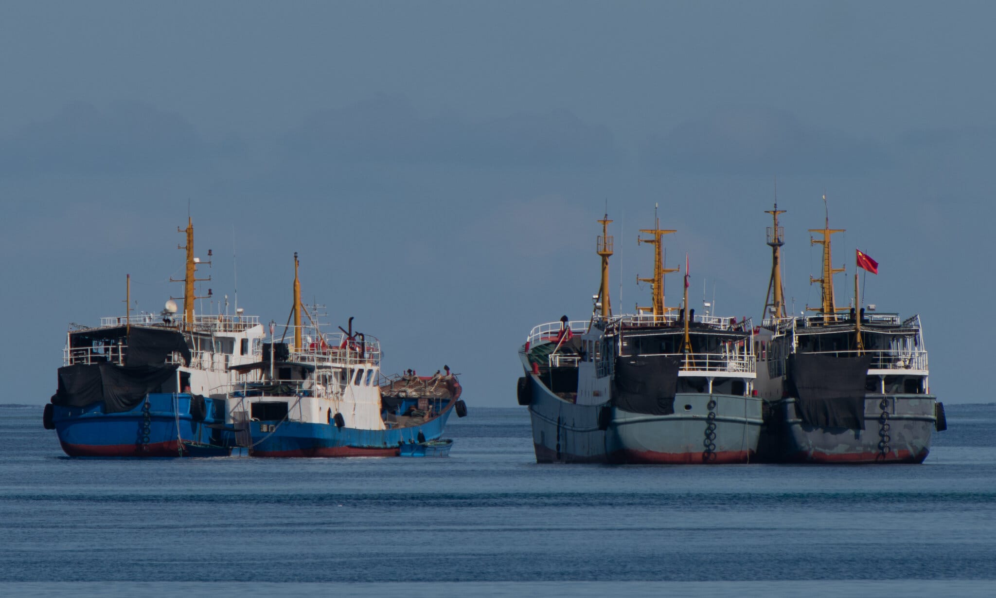 NYT: Китай дважды собрал до 2000 рыболовецких судов в «стену» длиной сотни километров во время учений по захвату Тайваня
